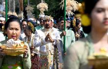 FOTO: Melihat Upacara Sakral Langka Penobatan Raja Baru Mengwi di Bali