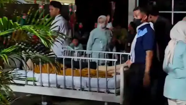 Petugas RS Hermina mengevakuasi sejumlah pasien usai terjadi kebakaran di RS Hermina Jatinegara. (Istimewa)