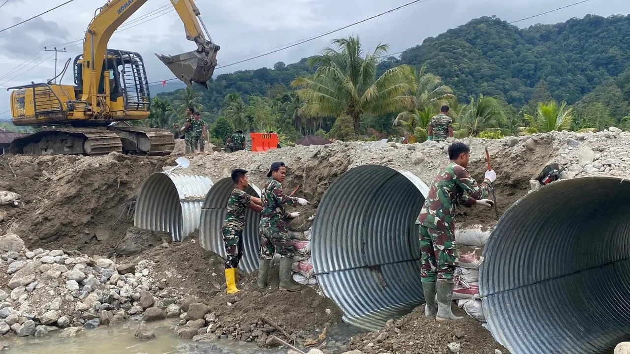 Pembuatan jembatan di lokasi bencana banjir.