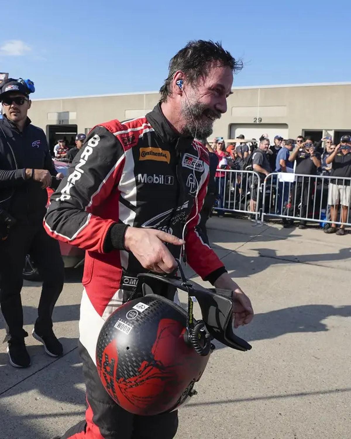 Keanu Reeves Lebarkan Sayap Jadi Pembalap Mobil Profesional di Balapan Toyota GR Cup