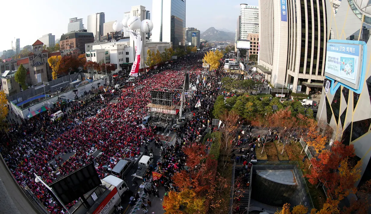 Puluhan ribu warga korsel turun ke jalan berunjuk rasa menuntut Presiden Park Geun-Hye mundur dari jabatannya, Korea Selatan, Sabtu (12/11). Park Geun-Hye diminta mundur atas tuduhan korupsi, kolusi, dan nepotisme (KKN). (REUTERS/Jeon Heon-kyun)