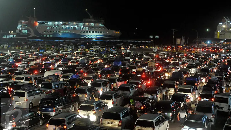 20150715-H-2, Pemudik Mobil Mulai Padati Pelabuhan Merak-Banten 1