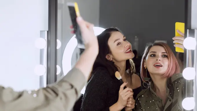 Ilustrasi makeup untuk menonton konser/freepik.com