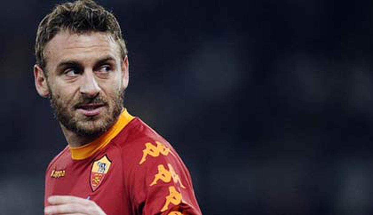 Ekspresi gelandang AS Roma Daniele De Rossi di laga lanjutan Serie A melawan Napoli di Olimpico Stadium, Roma, 12 Februari 2011. AFP PHOTO / FILIPPO MONTEFORTE 