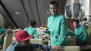 Manahati Lestusen medapat ucapan selamat ulang tahun dari rekannya Stefano Lilipaly  di Hotel Grand Fourwings, Thailand. (Bola.com/Vitalis Yogi Trisna) 