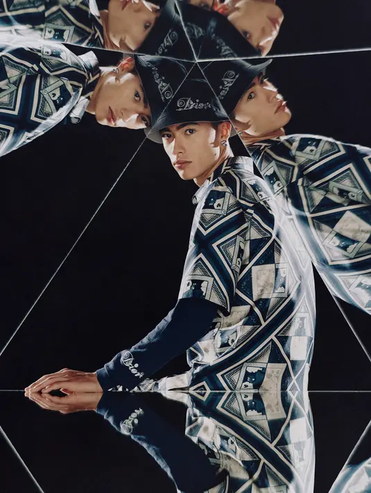 Dirancang oleh Kim Jones dan Kenny Scharf, koleksi kapsul ini menjadi penghargaan dari Dior terhadap semangat kreatif permainan kartu remi. Penghargaan ini ditekankan Kim Jones dan Kenny Scharf dalam keseluruhan koleksi