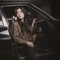 Isyana Saraswati memang baru muncul di belantika musik Indonesia, namun kehadirannya sudah mencuri perhatian. (Mobil antik By Dano 081280069182, Galih W. Satria/Bintang.com)