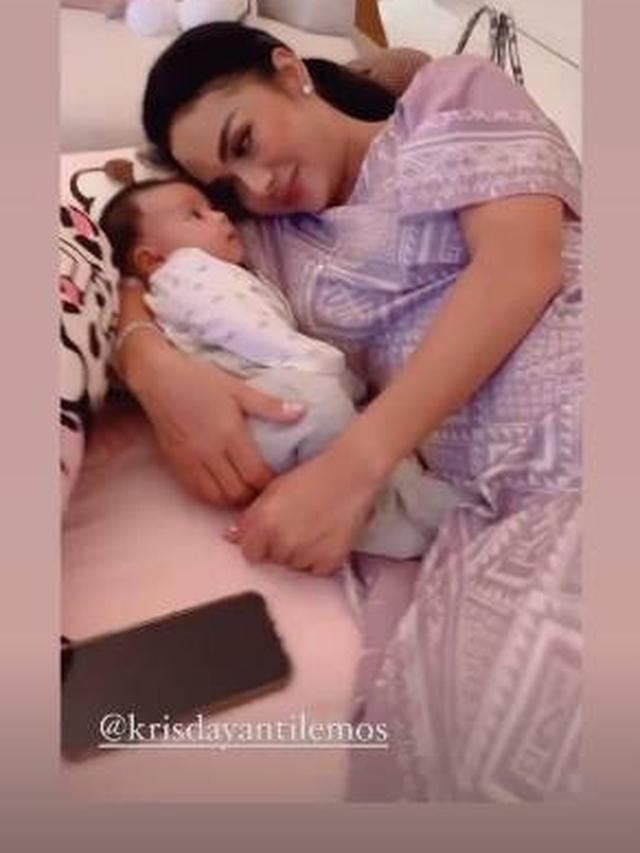 7 Potret Krisdayanti Bersama Cucu, Perdana Menginap di Rumah Nenek