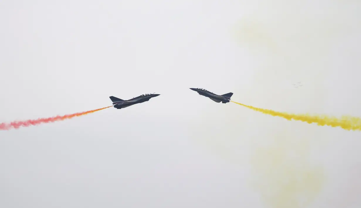 Dua jet tempur melakukan atraksi udara dalam acara Zhuhai Air Show, di Provinsi Guangdong, Tiongkok, Selasa (1/11). Ini adalah pertunjukan udara terbesar negara itu, yang mempertemukan pembuat pesawat dengan pembeli. (REUTERS/ China Daily)