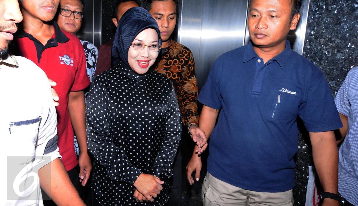 Sylviana Murni saat akan meninggalkan gedung Ombudsman usai menjalani pemeriksaan Dir Tipikor Bareskrim Polri, Jakarta, Rabu (2/1). Ia diperiksa sebagai saksi dugaan korupsi dana hibah Kwarda Pramuka DKI Jakarta. (Liputan6.com/Helmi Fithriansyah)