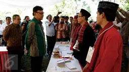 Menteri Dalam Negeri Tjahjo Kumolo berbincang dengan panitia TPS 31/32 Kelurahan Pondok Benda, Tangerang Selatan, (9/12). Mendagri mengingatkan bahwa Tangsel masih dinilai rawan sebagai tempat berkembangnya paham radikalisme. (Liputan6.com/Fery Pradolo)