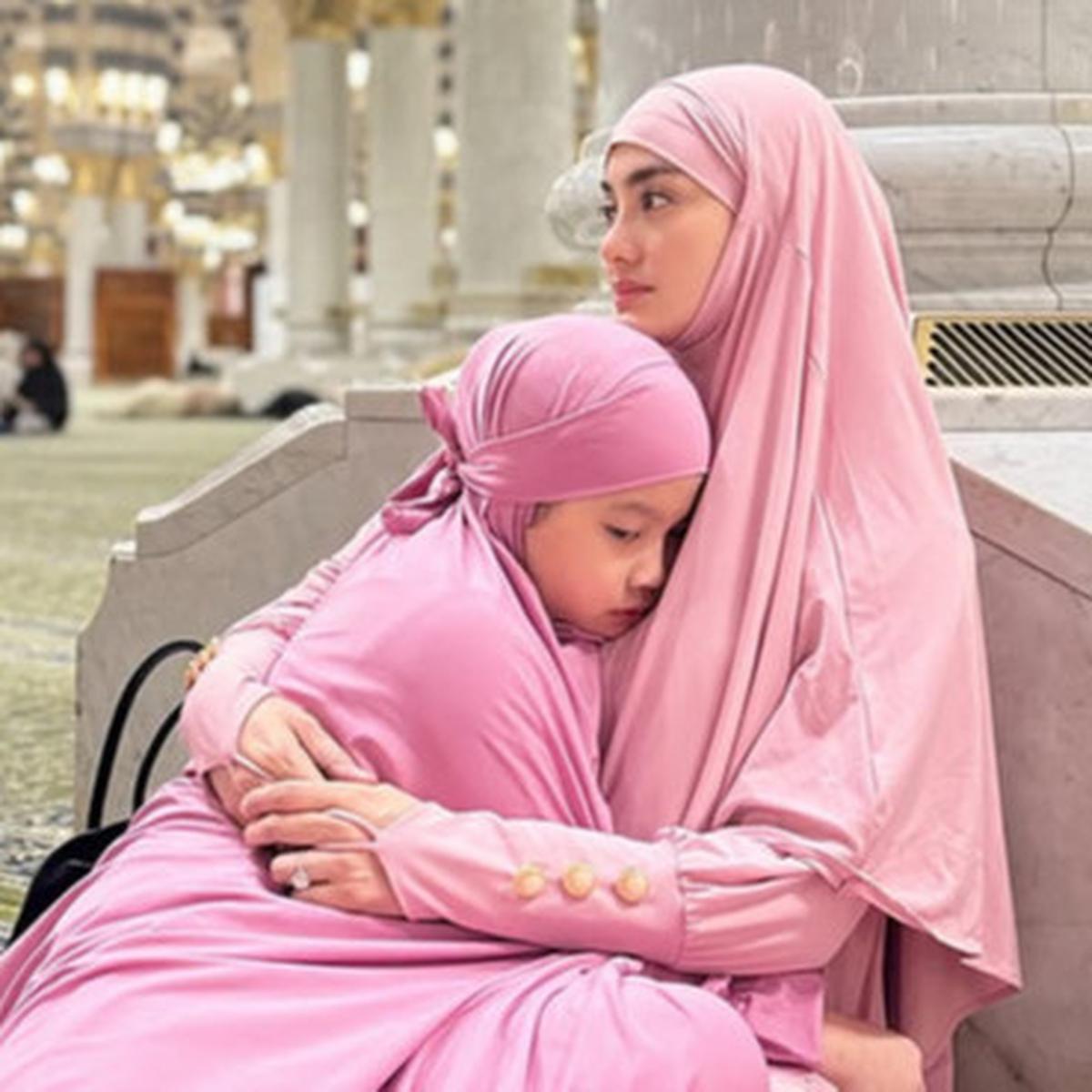 Potret Ririn Ekawati & Putri Bungsunya Umrah Bareng, Sama-sama Cantik dan Kompak dengan Baju Warna Senada