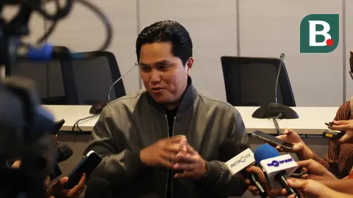 <p>Ketua Umum PSSI, Erick Thohir saat diwawancara oleh para wartawan usai menghadiri acara pemberian bantuan kepada Kurnia Meiga di Menara Danareksa, Jakarta Pusat (05/07?2023) (Bola.com/Abdul Aziz).</p>