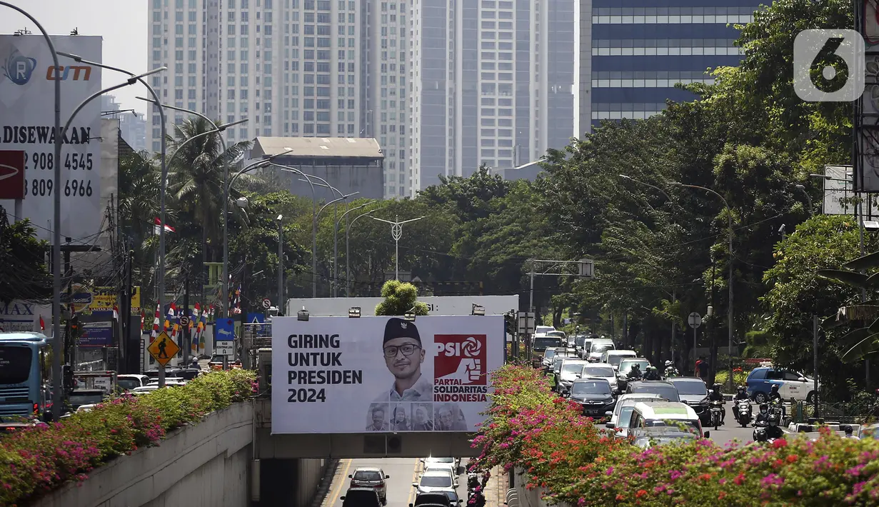 Baliho Plt Ketua Umum Partai Solidaritas Indonesia Giring Ganesha bertuliskan "Giring Untuk Presiden 2024" terpampang di Jalan Arteri Pondok Indah, Jakarta, Kamis (27/8/2020). Giring menyatakan siap bertarung dalam pemilihan presiden (pilpres) 2024. (Liputan6.com/Johan Tallo)