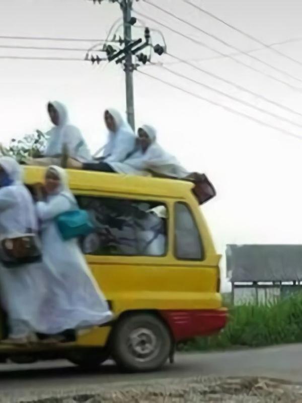 6 Kelakuan Kocak Ibu-Ibu saat Naik Angkot Ini Nyeleneh (sumber: 1cak)