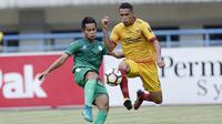 Striker Sriwijaya FC, Alberto Goncalves, berebut bola dengan bek PSMS, Muhamad Roby, pada laga Piala Presiden di Stadion GBLA, Bandung, Jumat (26/1/2018). Skor babak pertama 0-0. (Bola.com/M Iqbal Ichsan)