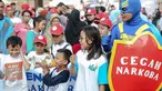 Seorang pria berkostum Kapten BNN dan sejumlah anak mengadakan aksi Hari Anak Nasional di Bundaran HI, Jakarta, Minggu (2/8/2015). Mereka mengajak anak-anak Indonesia untuk menjauhi narkoba. (Liputan6.com/Faizal Fanani)