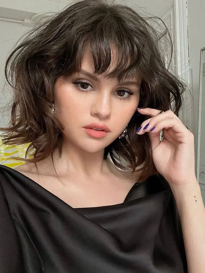 Tampilan Terbaru Selena Gomez dengan Rambut Berponi, Makin Manis