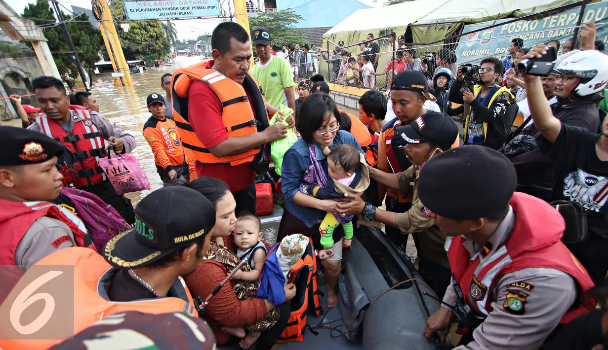Banjir di Perumahan Pondok Gede Permai, Bekasi membuat warga terpaksa diungsikan ke tempat yang lebih aman akibat ketinggian air yang mencapai atap rumah Jawa Barat, Kamis (21/4). (Liputan6.com/Immanuel Antonius)