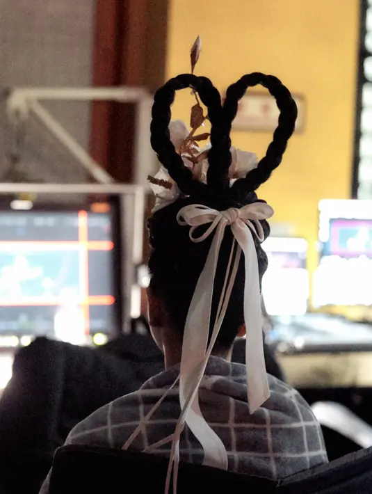 Bagian unik dari penampilan Jisoo adalah model rambut kepang ke atas berbentuk hati. [Dok/YG Entertainment]