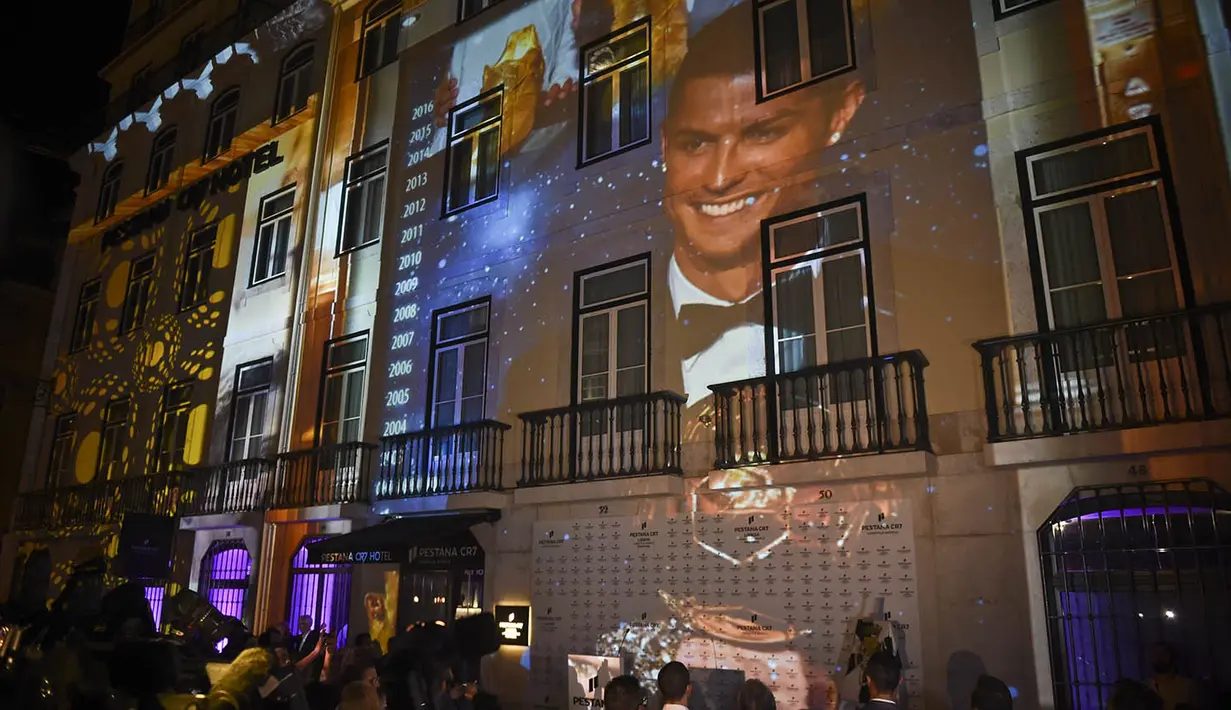 Cristiano Ronaldo tampil elegan saat mersmikan hotel terbarunya. Menurut Total Sportek, kekayaan Ronaldo diprediksi mencapai USD 480 juta atau setara dengan Rp 6,3 triliun. (AFP/Patricia De Melo Moreira)