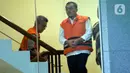 Kabid Jalan di Dinas PUPR Kabupaten Indramayu, Wempy Triyono (kanan) dan Kadis PUPR Pemkab Indramayu, Omarsyah tiba di Gedung KPK, Jakarta, Jumat (31/1/2020). Kedua tersangka diperiksa dalam kasus suap terkait pengaturan proyek di lingkungan Pemkab Indramayu Tahun 2019 (merdeka.com/Dwi Narwoko)