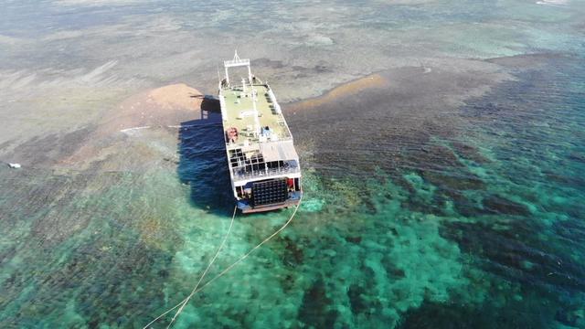 Kapal ferry yang kandas di Gosong Gili Kapal, perairan Selat Alas bagian utara, Kabupaten Lombok Timur, NTB. (Dok KKP)
