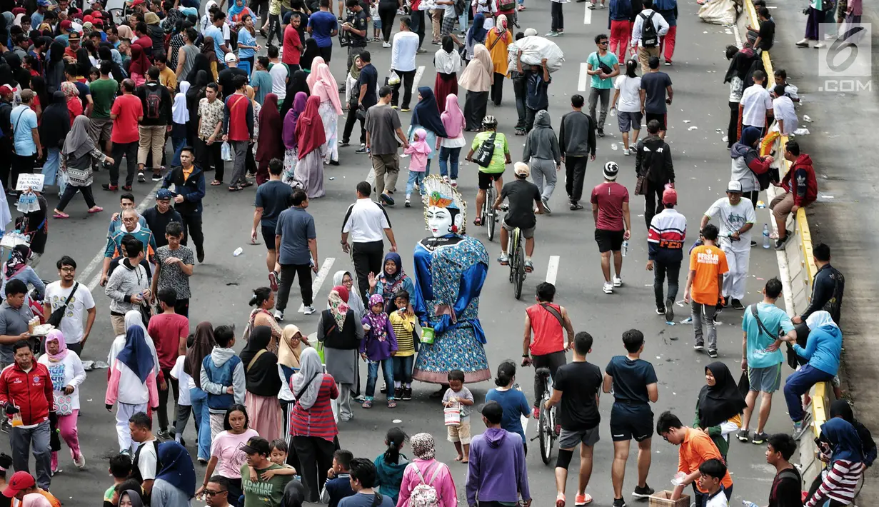 Warga beraktifitas ketika pelaksanaan Car Free Day (CFD) di Bundaran HI Jakarta, Minggu (30/12). Pelaksanaan CFD juga  untuk membentuk karakter masyarakat dalam mengurangi ketergantungan pada pemakaian kendaraan bermotor. (Liputan6.com/Faizal Fanani)
