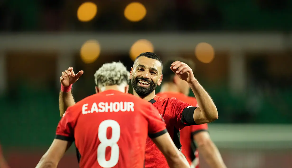 Pemain Mesir, Mohamed Salah merayakan gol bersama rekannya, Emam Ashour setelah mencetak gol ke gawang Benin dalam laga 16 besar Piala Afrika 2025 di Grand Stadium, Agadir, Maroko, Senin (05/01/2026) waktu setempat. (AP Photo/Mosa'ab Elshamy)