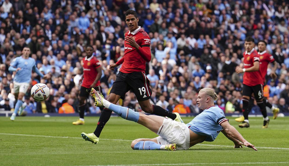 Erling Haaland. Striker Norwegia yang baru saja bergabug denagn Manchester City di awal musim 2022/2023 ini telah megoleksi 3 kali hattrick hanya dalam 8 laga di Liga Inggris musim 2022/2023 dan menjadi rekor tercepat. Hattrick terakhirnya dibuat dalam Derbi Manchester di pekan ke-9 Liga Inggris musim ini, 2 Oktober 2022. Bukan tak mungkin ia akan memecahkan rekor Alan Sheraer yang mampu mencetak 5 kali hattrick pada musim 1995/1996. (PA via AP/Martin Rickett)