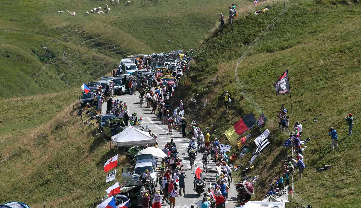 Para pembalap sepeda menaiki lintasan yang menanjak di gelaran Tour de France, pegunungan Alpen, Perancis, Kamis (23/7/2015). Setelah 16 etape, pesepeda dari Team Sky, Chris Froome masih memuncaki daftar klasifikasi sementara. (REUTERS/Stefano Rellandini)