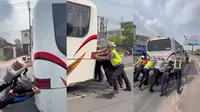 Aksi Heroik Polantas, Dorong Bus Mogok demi Cegah Kemacetan