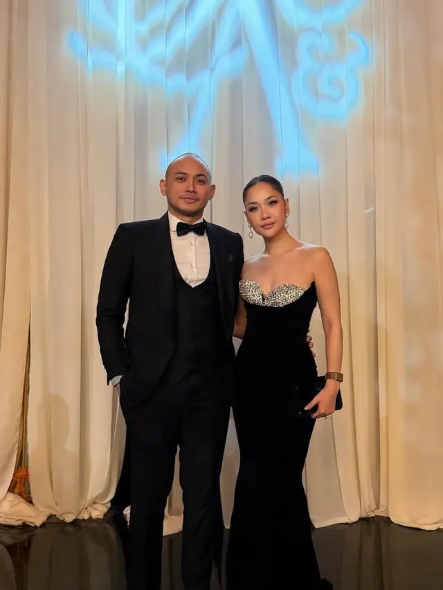 Bunga Citra Lestari kenakan gaun hitam strapless saat kondangan. [@itsmebcl]