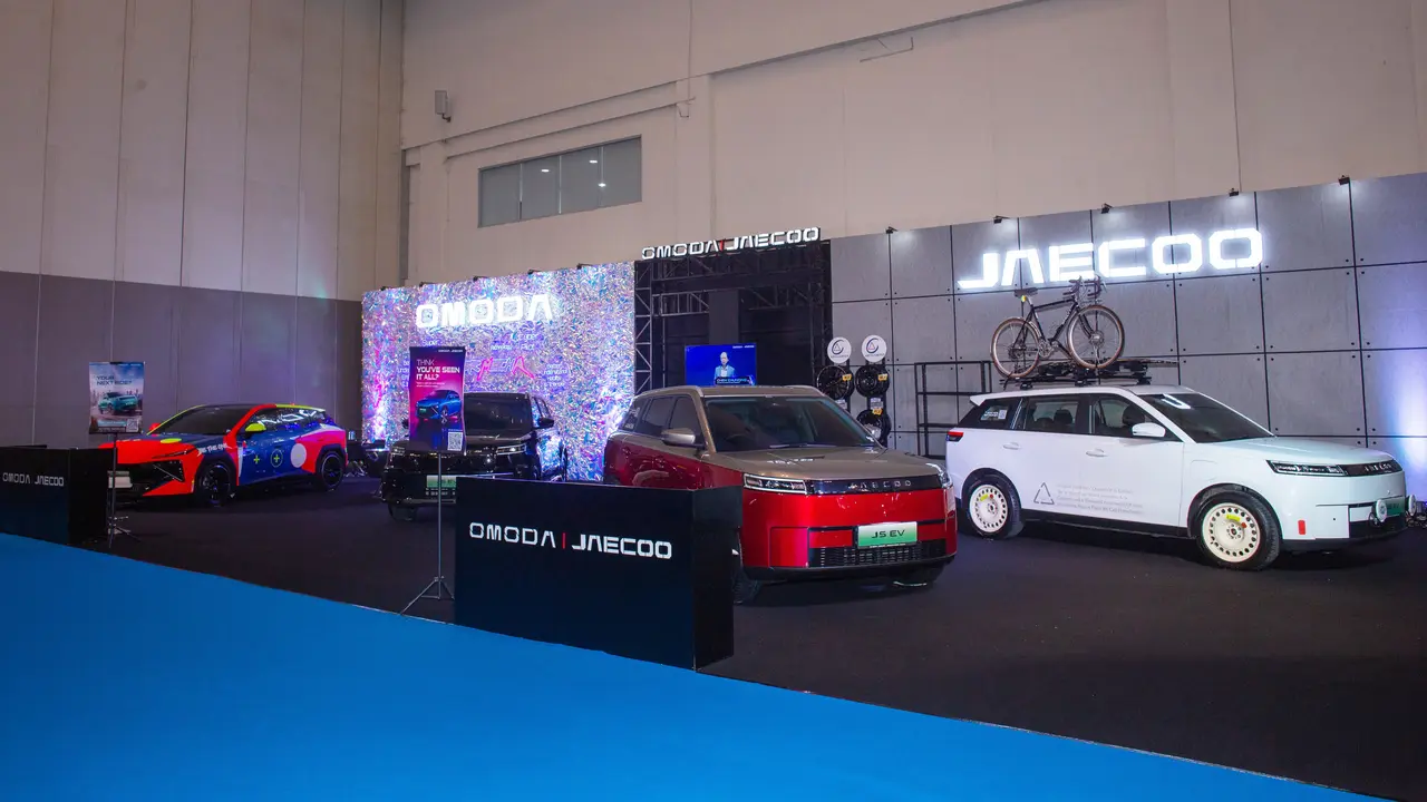 Tampilan Elegan JAECOO J5 EV dengan Konsep Warna Two-Tone Merah Perak⁠