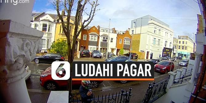 VIDEO: Kurir Makanan Terekam Kamera Meludahi Pagar Rumah Warga