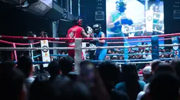Pertandingan Gaga Muhammad melawan Raja 'Big Heca' di University Boxing League (UBL) yang berlangsung di Embassy Lounge Jakarta, Senayan, Jumat (20/9/2024) banyak dihadiri oleh para penonton. (Bola.com/Abdul Aziz)