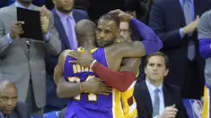 Bintang Cleveland Cavaliers, LeBron James, memeluk bintang Los Angeles Lakers, Kobe Bryant, sesaat sebelum berakhirnya pertandingan kedua tim di Quicken Loans Arena, Cleveland, AS. (10/2/2016). (Reuters/David Richard-USA TODAY Sports)