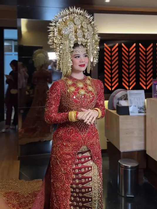 Tak hanya itu, aksen transparan pada lengan kebaya menambah sentuhan modern yang tetap harmonis dengan estetika tradisional. Dipadukan dengan songket Minang berwarna senada, Indah berhasil menghadirkan pesona klasik yang tak lekang oleh waktu. [@indahtrp].