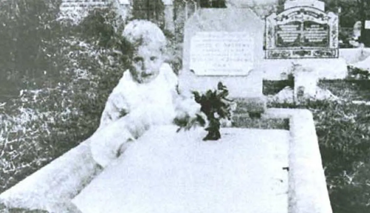 Ny Andrews mengambil gambar anak perempuannya, Joyce, yang meninggal usia 17 di Queensland, Australia tahun 1946/1947. Hasilnya mencengangkan, karena di foto itu ada anak kecil yang tampak gembira bermain di makam anaknya. (paranormal.about.com)