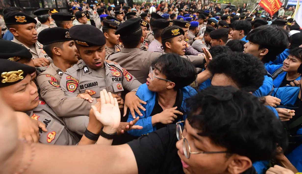 Massa mahasiswa terlibat aksi dorong dengan petugas kepolisian saat aksi BEM UI  di Jalan MH Thamrin, Jakarta, Selasa, 18 Agustus 2026. (KLY/ Arie Basuki)