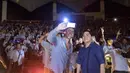 Legenda hidup Inter Milan, Youri Djorkaeff mengajak selfie Presiden Inter Milan, Erick Thohir pada acara puncak Gathering Nasional Inter Club Indonesia ke-4 di GWK, Bali, Sabtu (29/8/2015). (Bola.com/Vitalis Yogi Trisna)