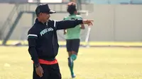 Pelatih Persebaya, Djadjang Nurdjaman, saat mendampingi tim dalam sesi latihan. (Bola.com/Aditya Wany)