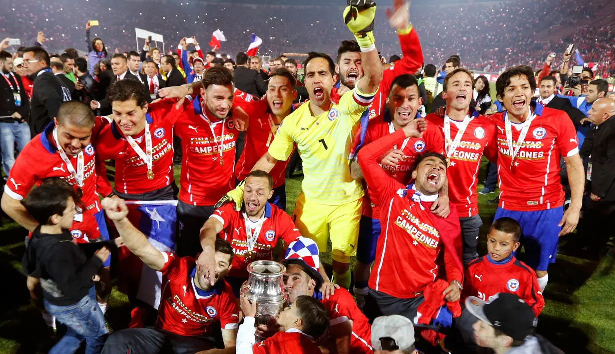 Para pemain Chili merayakan kemenangan mereka di laga final Copa America 2015 di Stadion Nasional di Santiago, Chili, (4/7/2015). Chili menang lewat adu penalti atas Argentina dengan skor 4-1. (REUTERS/Marcos Brindicci)