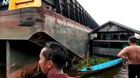 Tongkang menghantam pemukiman warga Desa Keladan Kecamatan Candi Laras Utara Kabupaten Tapin Kalimantan Selatan, Sabtu sore (22/4/2023).