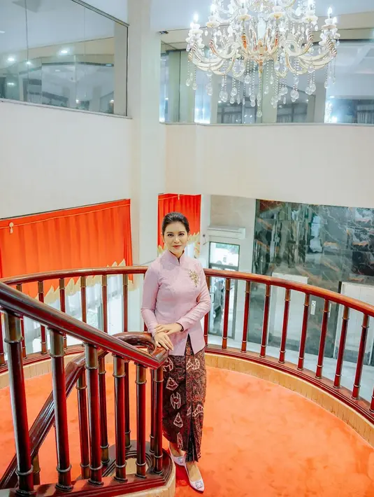 Merayakan ulang tahun kota Medan, Kahiyang Ayu tampil menawan mengenakan kebaya Janggan berwarna merah muda.  [@ayangkahiyang].