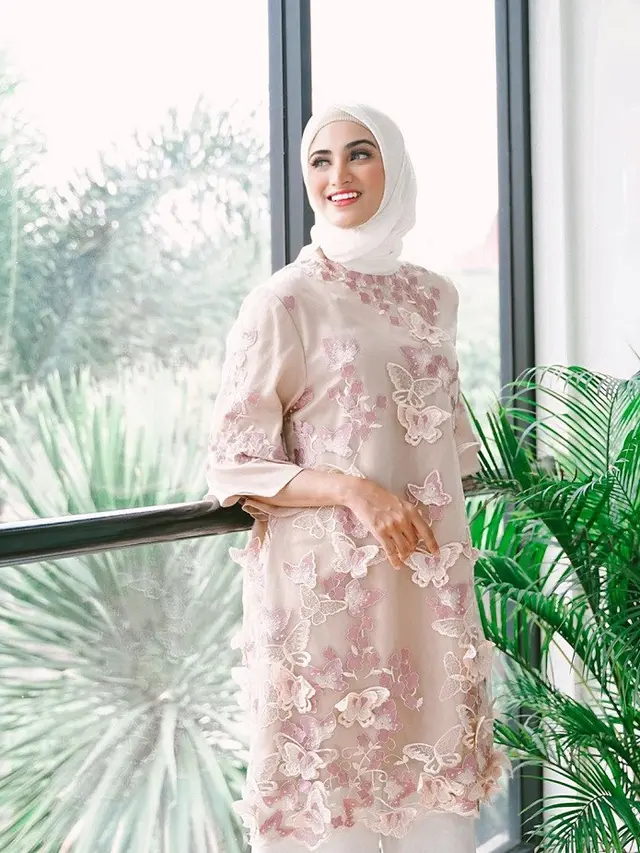 Busana muslim dengan aksen patch (Sumber: Instagram/@miraagile)