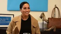 Arti Kalung Emas yang Dipakai Meghan Markle Saat Rapat Daring