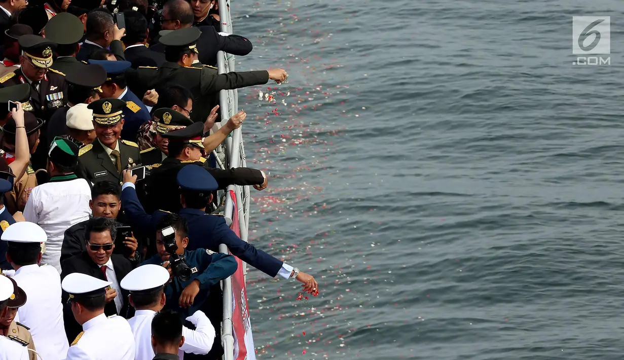 Suasana upacara tabur bunga memperingati Hari Pahlawan di atas KRI dr.Soeharso 990 di Perairan Pulau Damar, Teluk Jakarta, Jum'at (10/11). Upacara Hari Pahlawan ini bertema"Perkokoh Persatuan Membangun Negeri". (Liputan6.com/Johan Tallo)