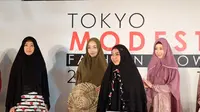 Desainer Indonesia Cynthia Mahendra lewat label Jawhara Syari memamerkan koleksi terbarunya di Tokyo Modest Fashion Show 2017 (Foto: Dok. JS)