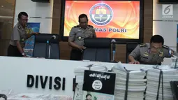 Karo Penmas Divisi Humas Polri Brigjen Rikwanto bersiap menggelar jumpa pers terkait kasus penyerangan Mapolda Sumut, di Mabes Polri, Jakarta, Jumat (30/6). Polisi menetapkan empat tersangka, seorang di antaranya adalah SP. (Liputan6.com/Herman Zakharia)